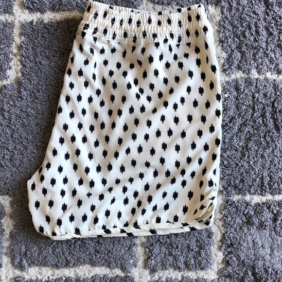 Off-white and black spot Banana Republic shorts! - Picture 2 of 6